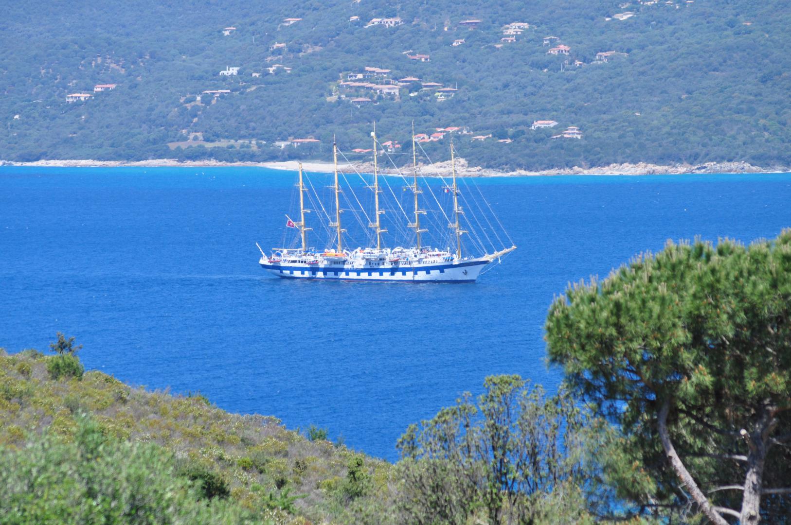 bateau entrant dans le golfe du valinco